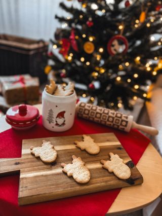 Vůně čerstvě upečeného cukroví, teplé světlo v kuchyni a stůl posetý moukou…Kdo by to nemiloval? 🕯️🍪 Pečení je pro nás víc...