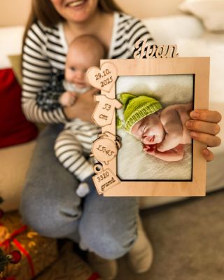 První okamžiky s miminkem utečou rychleji, než bychom chtěli. Dřevěný fotorámeček s vypáleným jménem a údaji o narození...