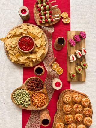 Blíží se poslední večer roku a vy nechcete zůstat jen u chlebíčků a chipsů na papírových táccích? 🥂 Toužíte po pohoštění,...